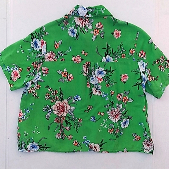 Passport Green Summer Floral Button Front Crop Top - Picture 3 of 6